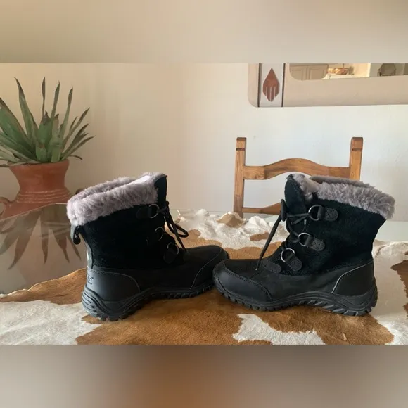 UGG BOOTS WOMENS SIZE 7 (BLACK) FAUX FUR / LACE UP / WORN ONCE