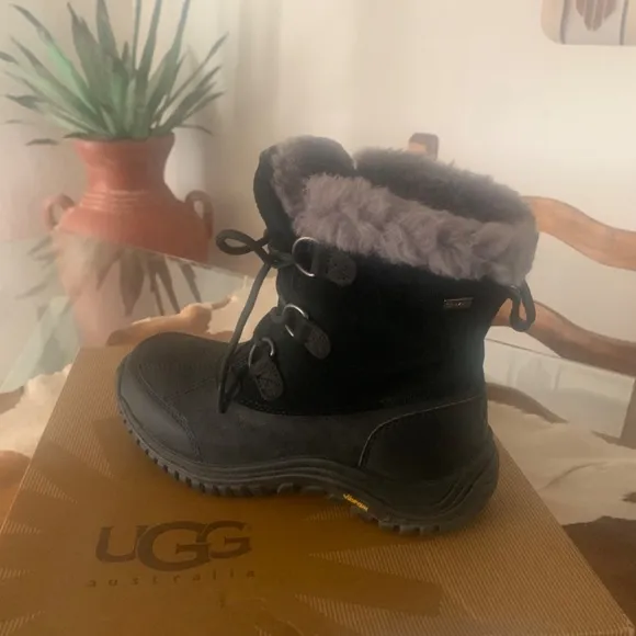 UGG BOOTS WOMENS SIZE 7 (BLACK) FAUX FUR / LACE UP / WORN ONCE