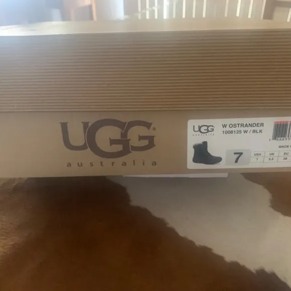 UGG BOOTS WOMENS SIZE 7 (BLACK) FAUX FUR / LACE UP / WORN ONCE