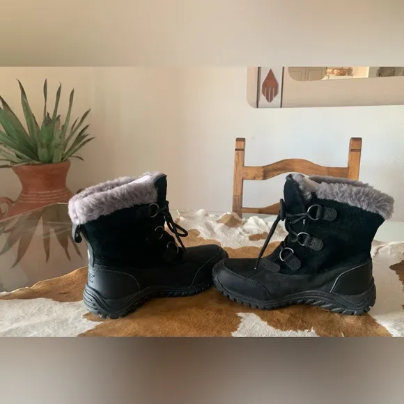 UGG BOOTS WOMENS SIZE 7 (BLACK) FAUX FUR / LACE UP / WORN ONCE