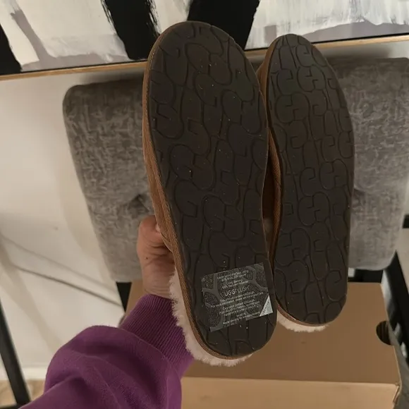 Ugg chestnut slippers nwt