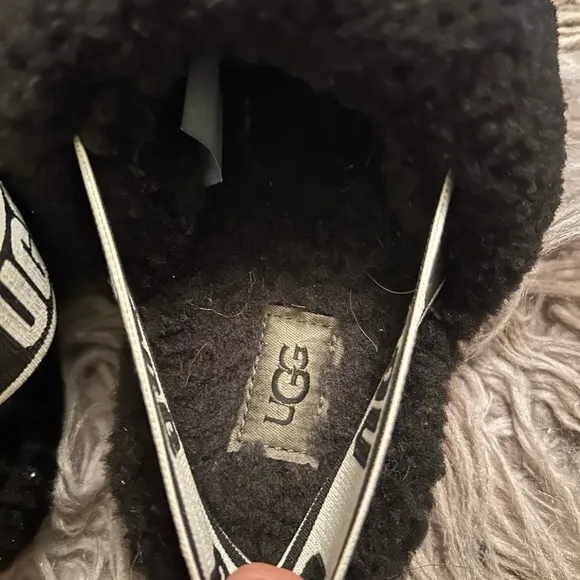 Ugg Fluff Yeah slippers sz 7 pre-loved