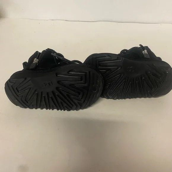 UGG KIDS BLACK CUTE ANKLE BOOTS SIZE 6