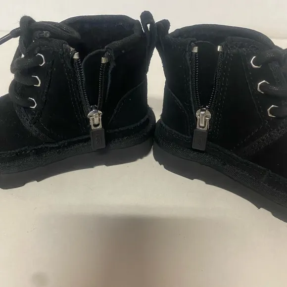 UGG KIDS BLACK CUTE ANKLE BOOTS SIZE 6