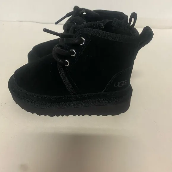 UGG KIDS BLACK CUTE ANKLE BOOTS SIZE 6