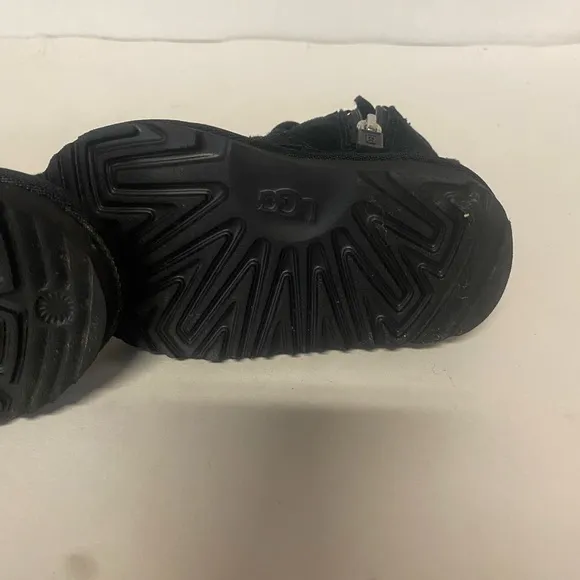 UGG KIDS BLACK CUTE ANKLE BOOTS SIZE 6