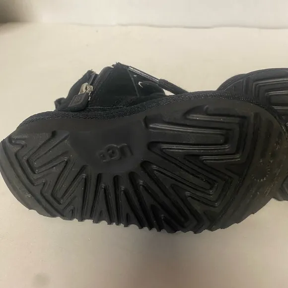 UGG KIDS BLACK CUTE ANKLE BOOTS SIZE 6