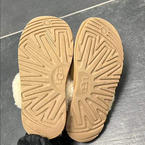 UGG Kids cozy slippers in chestnut size 1