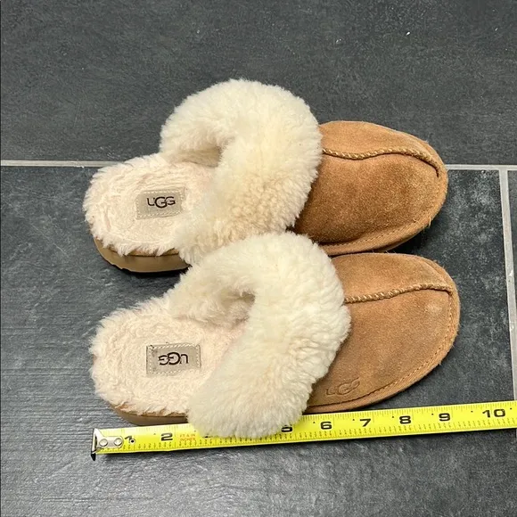 UGG Kids cozy slippers in chestnut size 1