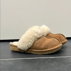 UGG Kids cozy slippers in chestnut size 1