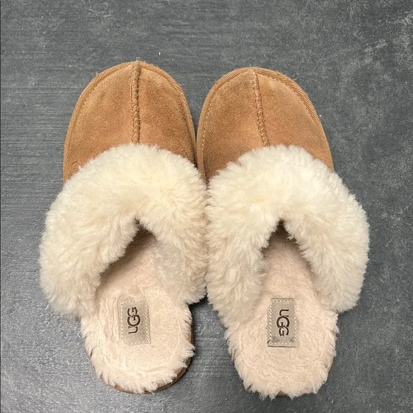 UGG Kids cozy slippers in chestnut size 1