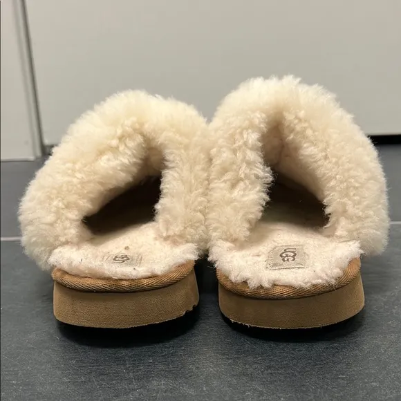 UGG Kids cozy slippers in chestnut size 1
