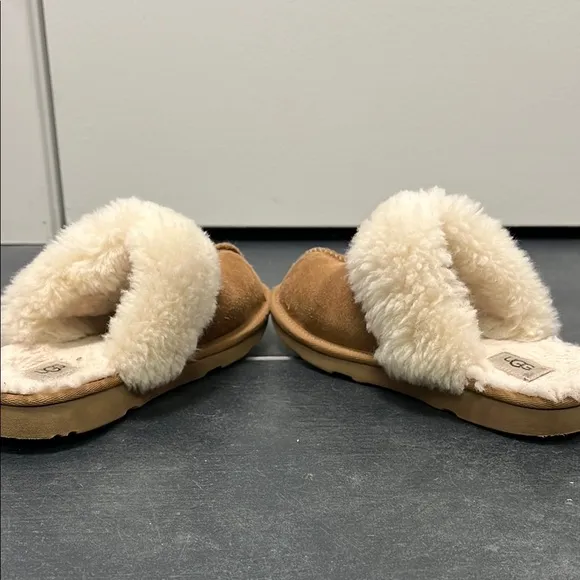UGG Kids cozy slippers in chestnut size 1