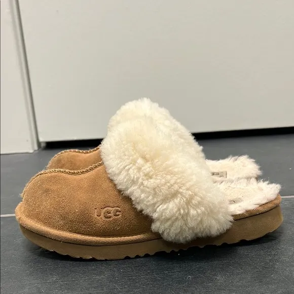 UGG Kids cozy slippers in chestnut size 1