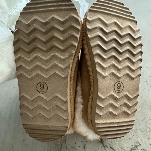 UGG like kid slippers with faux fur! Cute comfy and cozy!! Unisex/BRAND NEW😎