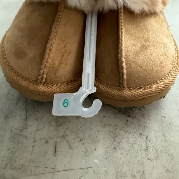 UGG like kid slippers with faux fur! Cute comfy and cozy!! Unisex/BRAND NEW😎