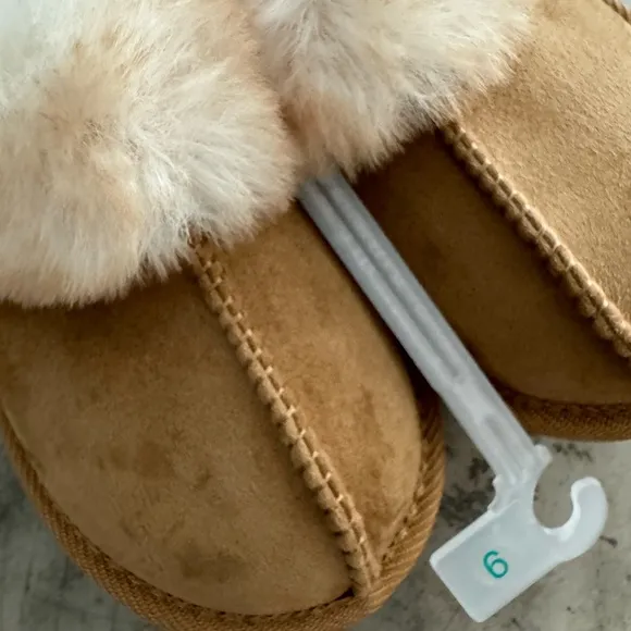 UGG like kid slippers with faux fur! Cute comfy and cozy!! Unisex/BRAND NEW😎