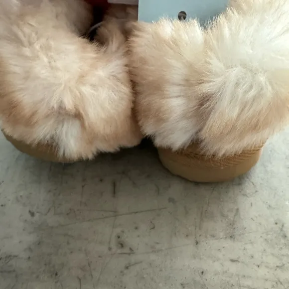 UGG like kid slippers with faux fur! Cute comfy and cozy!! Unisex/BRAND NEW😎