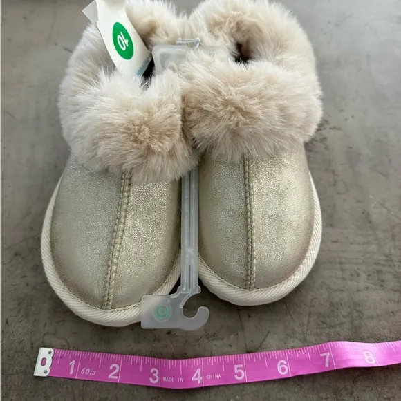 UGG like kids slippers! Faux fur- comfy cozy and oh so cute! Zoom in for more;