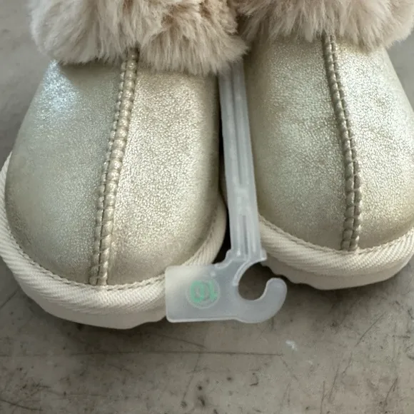 UGG like kids slippers! Faux fur- comfy cozy and oh so cute! Zoom in for more;