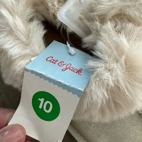 UGG like kids slippers! Faux fur- comfy cozy and oh so cute! Zoom in for more;