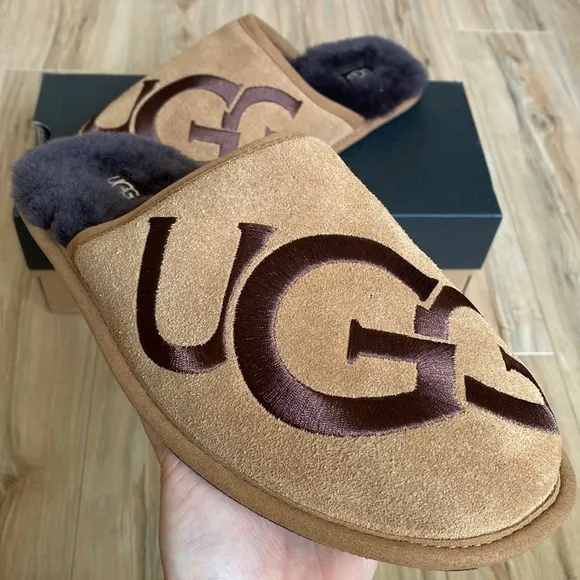 🆕UGG® Men’s Logo Scuff Slipper Chestnut Sz 10