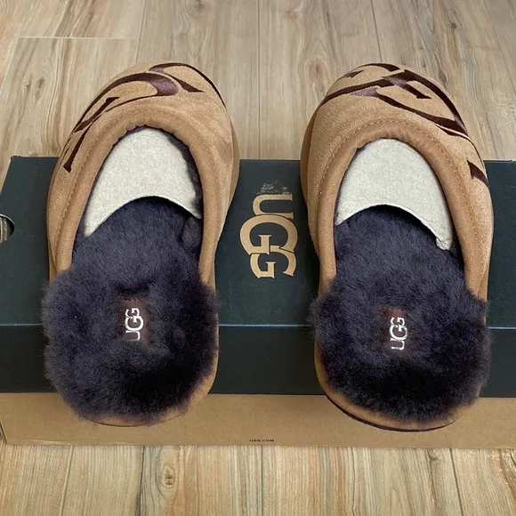 🆕UGG® Men’s Logo Scuff Slipper Chestnut Sz 10