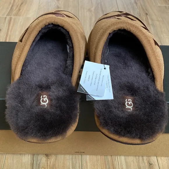 🆕UGG® Men’s Logo Scuff Slipper Chestnut Sz 10