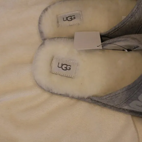 UGG MEN'S SCUFF LOGO BANDED GRAY WHITE SLIPPERS‎