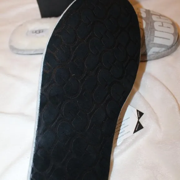 UGG MEN'S SCUFF LOGO BANDED GRAY WHITE SLIPPERS‎
