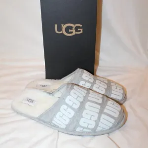 UGG MEN'S SCUFF LOGO BANDED GRAY WHITE SLIPPERS‎