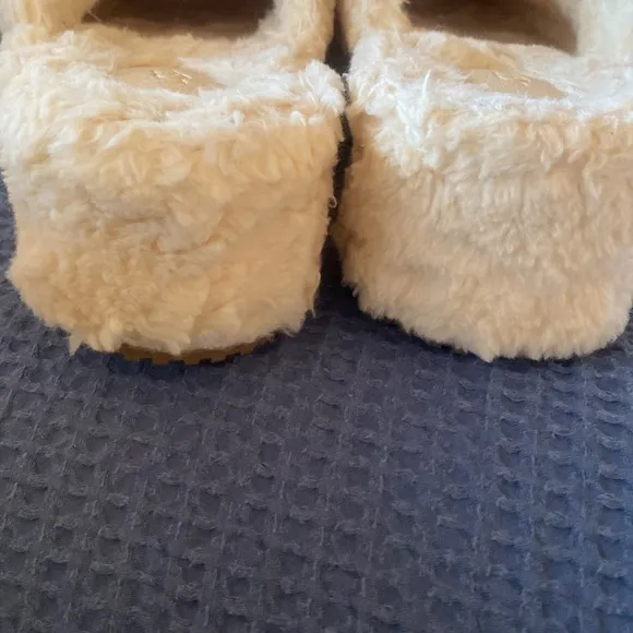 UGG NEW 2” Platform Closed Toe Faux Fur Slippers Size 9