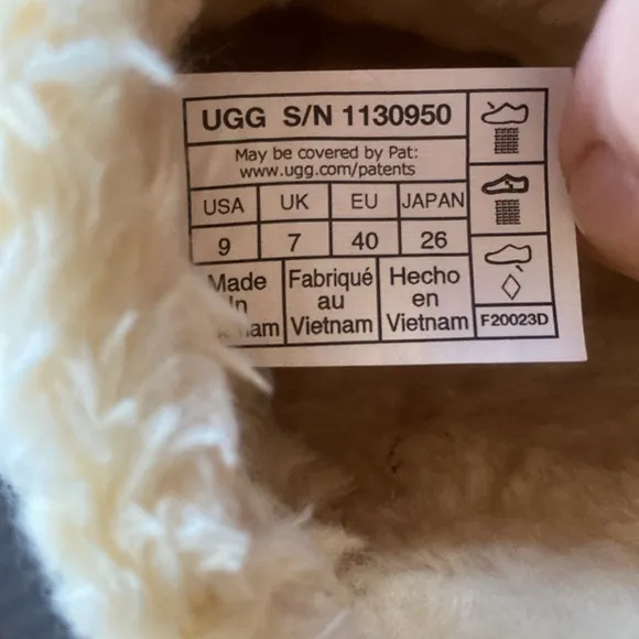 UGG NEW 2” Platform Closed Toe Faux Fur Slippers Size 9