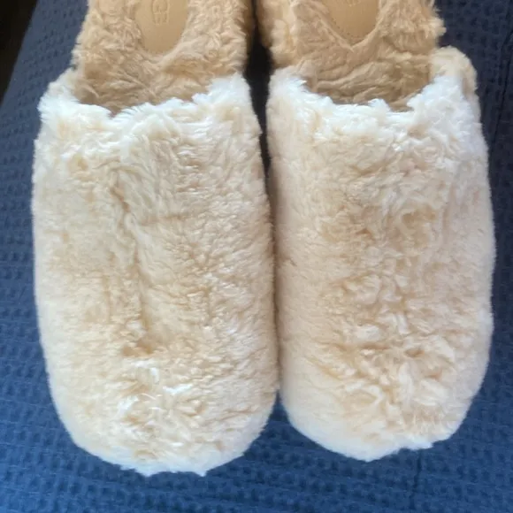 UGG NEW 2” Platform Closed Toe Faux Fur Slippers Size 9