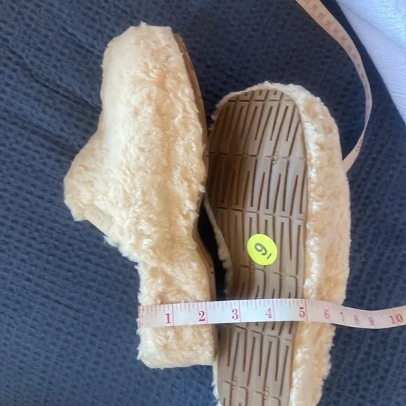UGG NEW 2” Platform Closed Toe Faux Fur Slippers Size 9