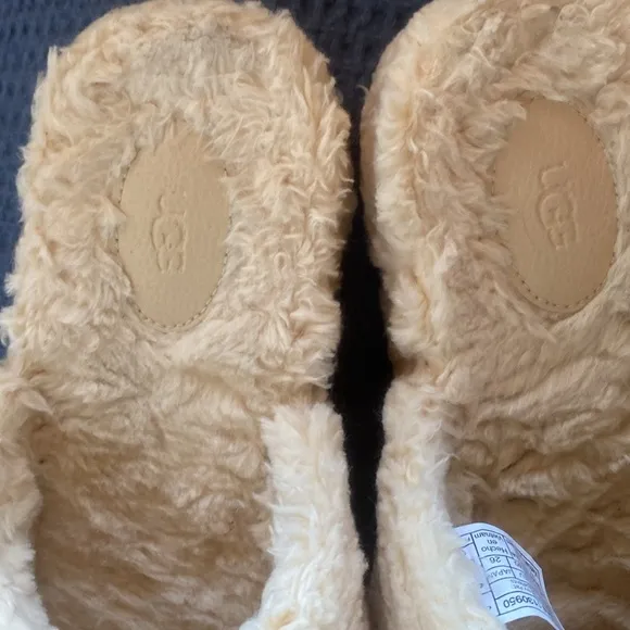 UGG NEW 2” Platform Closed Toe Faux Fur Slippers Size 9