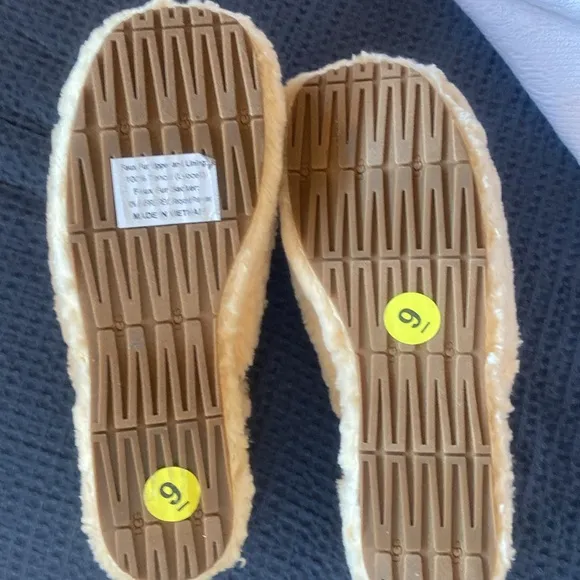 UGG NEW 2” Platform Closed Toe Faux Fur Slippers Size 9