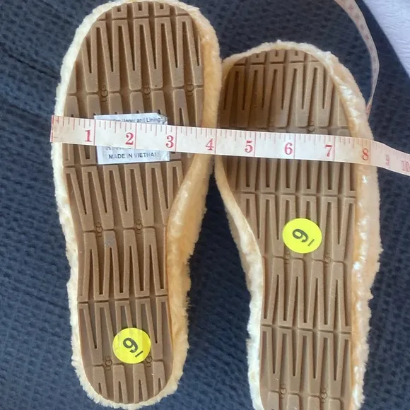 UGG NEW 2” Platform Closed Toe Faux Fur Slippers Size 9