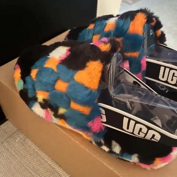 UGG NIB AUTHENTIC FLUFF YEAH KIDS STATEMENT CHECKER PRINT SLIDES.