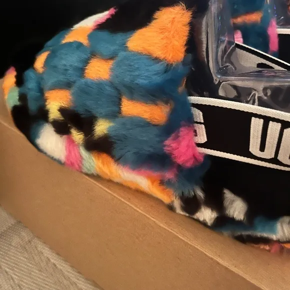 UGG NIB AUTHENTIC FLUFF YEAH KIDS STATEMENT CHECKER PRINT SLIDES.