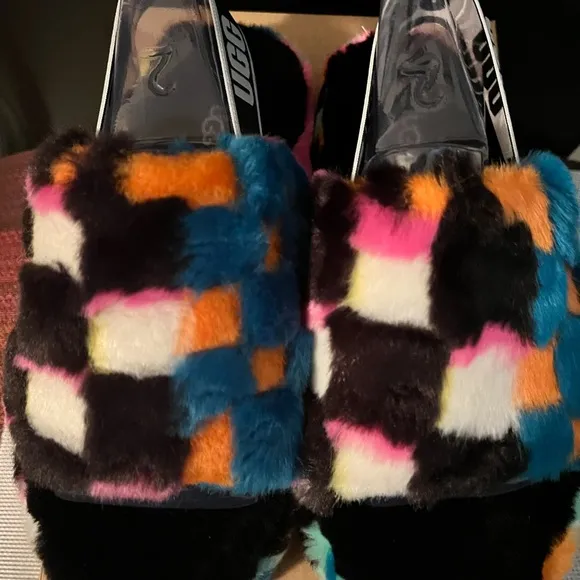 UGG NIB AUTHENTIC FLUFF YEAH KIDS STATEMENT CHECKER PRINT SLIDES.