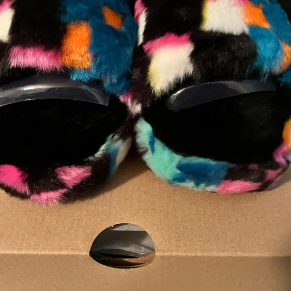 UGG NIB AUTHENTIC FLUFF YEAH KIDS STATEMENT CHECKER PRINT SLIDES.