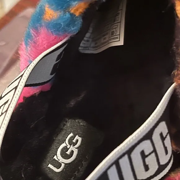 UGG NIB AUTHENTIC FLUFF YEAH KIDS STATEMENT CHECKER PRINT SLIDES.