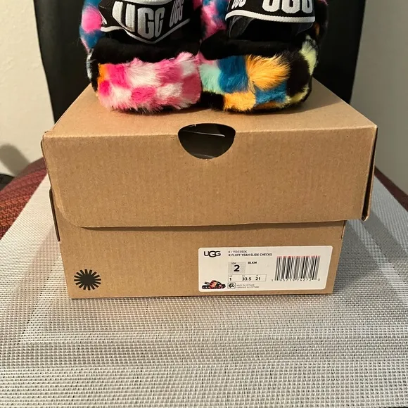 UGG NIB AUTHENTIC FLUFF YEAH KIDS STATEMENT CHECKER PRINT SLIDES.