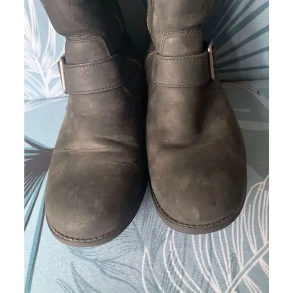 UGG OREGON BLACK SUEDE SHEEPSKIN SHEARLING ANKLE BUCKLE BOOT sz 5.5