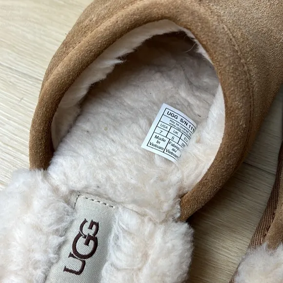 UGG Pearle Faux Fur Lined Scuff Slippers womens size 7 US