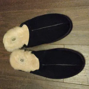 UGG Scuff Comfort Black Sheepskin/ Suede Slippers #1101111