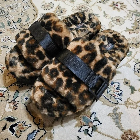 UGG SLIDE PLATFORM SANDALS