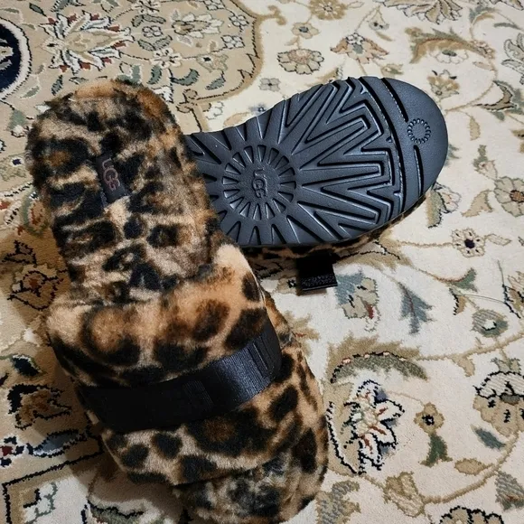 UGG SLIDE PLATFORM SANDALS