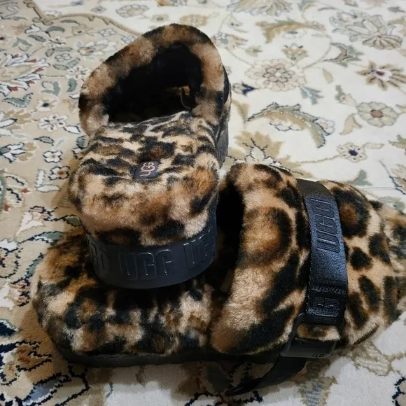 UGG SLIDE PLATFORM SANDALS